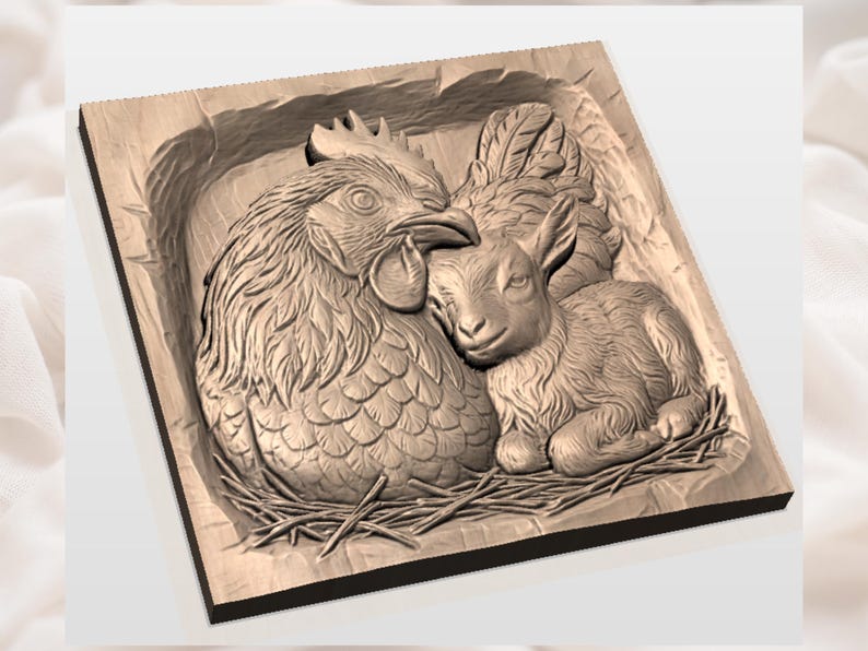 Puede incluir: Talla en relieve de madera que representa una gallina y un cordero acurrucados. La gallina tiene plumas detalladas y una cresta prominente. El cordero est&aacute; tumbado sobre un lecho de paja. La talla est&aacute; en un marco cuadrado.
