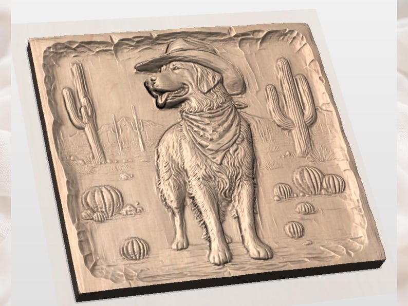 Op de afbeelding: Houten reli&euml;fsnijwerk van een hond met een cowboyhoed en bandana, tegen een woestijnlandschap met cactussen en andere woestijnplanten. De hond is het middelpunt, met gedetailleerd snijwerk.