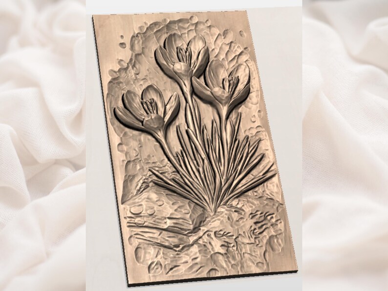 Pu&ograve; includere: Un rilievo in legno raffigurante tre fiori di croco in fiore. I fiori sono dettagliati con petali strutturati e foglie lunghe e sottili. Lo sfondo &egrave; strutturato con piccole forme arrotondate, in una calda tonalit&agrave; legno naturale.