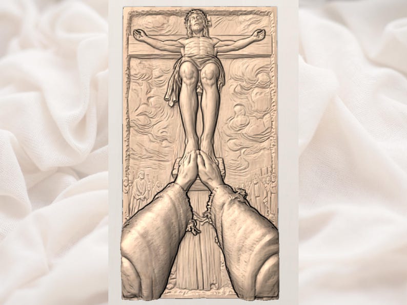 Puede incluir: Escultura en relieve detallada que representa la crucifixi&oacute;n de Jesucristo. La obra presenta una figura en una cruz, con las manos juntas en oraci&oacute;n debajo. El relieve es en un tono neutro, con detalles intrincados.