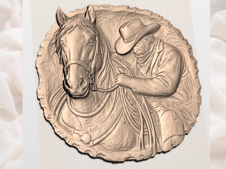 K&ouml;nnte beinhalten: Rundes Relief mit einem Pferd und einem Cowboy mit Hut, der die Z&uuml;gel h&auml;lt. Das Kunstwerk hat einen strukturierten, organischen Rand und ist in einem warmen, neutralen Ton gehalten.