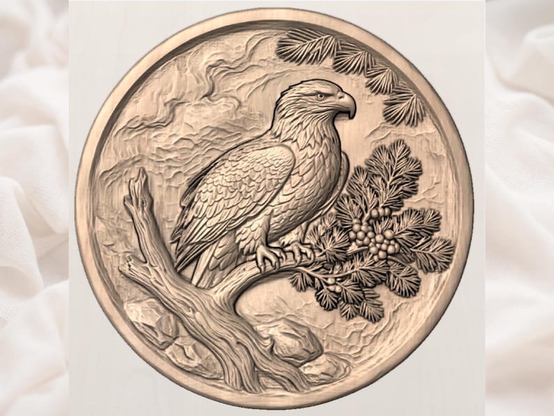Puede incluir: Un detallado relieve circular de un &aacute;guila posada en una rama con bayas y agujas de pino. El &aacute;guila mira hacia la izquierda, con la cabeza ligeramente girada. El relieve es en tonos marrones y beige, con intrincados detalles.