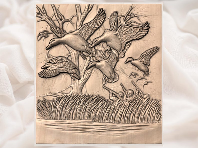 Pode incluir: Uma escultura em relevo detalhada retrata patos em voo sobre uma &aacute;rea pantanosa, com ca&ccedil;adores apontando rifles. A obra de arte apresenta uma paleta de cores naturais, mostrando os p&aacute;ssaros, as &aacute;rvores e a &aacute;gua. A cena captura um momento da vida selvagem e da ca&ccedil;a.
