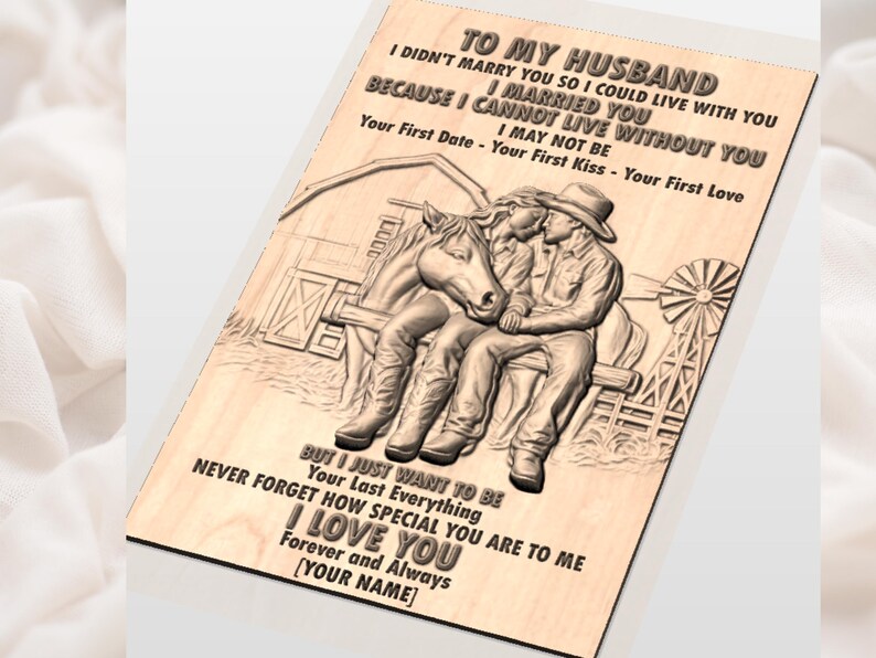 Op de afbeelding: Houten plaat met een gesneden ontwerp en tekst. Het ontwerp toont een stel dat op een bank zit met een paard, een schuur en een windmolen. De tekst luidt "TO MY HUSBAND" en een liefdevolle boodschap. Een gepersonaliseerd cadeau.