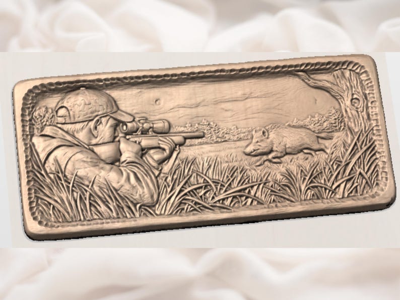 Puede incluir: Escultura en relieve rectangular que representa a un cazador apuntando con un rifle a un jabal&iacute; corriendo en un campo de hierba. El cazador lleva una gorra y est&aacute; enfocado en el objetivo. El fondo muestra &aacute;rboles y un paisaje distante. La escultura es marr&oacute;n.