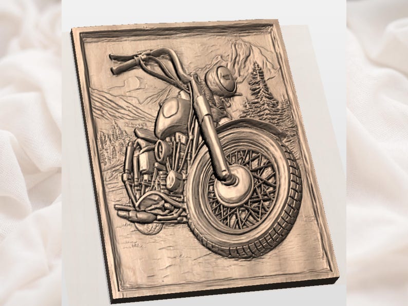 Puede incluir: Un detallado relieve de una motocicleta cl&aacute;sica, sobre un fondo de monta&ntilde;as y pinos. La obra de arte est&aacute; realizada en tonos marrones, mostrando el intrincado dise&ntilde;o de la moto, incluyendo el manillar, el motor y la gran rueda delantera.