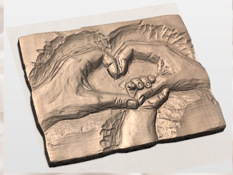 Pu&ograve; includere: Un'intaglio in legno a rilievo raffigurante due mani adulte che formano un cuore attorno a una mano di bambino pi&ugrave; piccola. L'intaglio &egrave; in una calda tonalit&agrave; di legno naturale, con trame e ombre dettagliate.