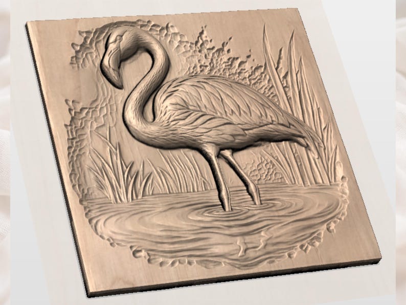 K&ouml;nnte beinhalten: Holzreliefschnitzerei eines Flamingos, der im Wasser steht, umgeben von Schilf und Laub. Der Flamingo ist mit detaillierten Federn und einem gebogenen Hals dargestellt. Das Kunstwerk ist in einem quadratischen Rahmen angeordnet.