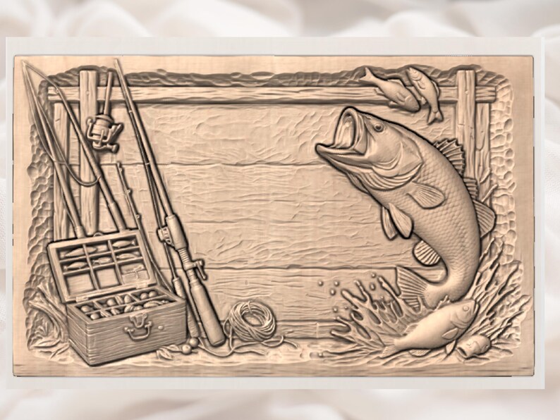 Peut inclure: Sculpture en relief en bois repr&eacute;sentant une sc&egrave;ne de p&ecirc;che. L'&oelig;uvre pr&eacute;sente un grand bar bondissant hors de l'eau, des cannes &agrave; p&ecirc;che, une bo&icirc;te &agrave; p&ecirc;che et d'autres poissons. L'arri&egrave;re-plan pr&eacute;sente un motif de planches de bois.