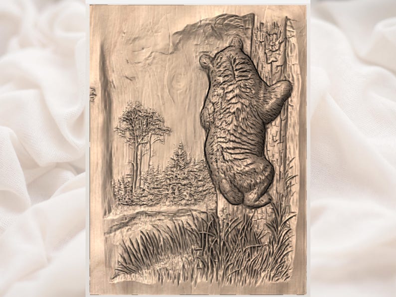 Pode incluir: Uma escultura em relevo detalhada de um urso escalando uma &aacute;rvore. A obra de arte &eacute; ambientada em um cen&aacute;rio de floresta com &aacute;rvores e capim alto. O pelo do urso e a casca da &aacute;rvore s&atilde;o intrincadamente detalhados.
