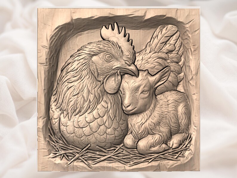 Puede incluir: Una detallada talla de madera que representa una gallina y un cordero acurrucados. La gallina, con sus plumas y cresta detalladas, abraza tiernamente al cordero. El cordero est&aacute; acostado en un lecho de paja. La talla es en tono madera natural.