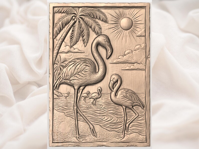 Op de afbeelding: Een rechthoekig, bronskleurig reli&euml;fsnijwerk dat een tropische sc&egrave;ne uitbeeldt. Twee flamingo's staan op een strand met een palmboom, zon en wolken op de achtergrond. Kleinere vogels bevinden zich in het water.