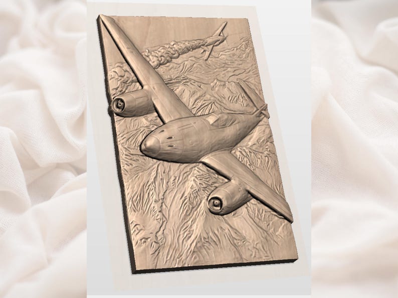 Puede incluir: Un relieve de madera que representa un avi&oacute;n antiguo volando sobre un paisaje monta&ntilde;oso. La obra de arte est&aacute; en tonos marrones y beige, con texturas detalladas y una sensaci&oacute;n de profundidad. Un segundo avi&oacute;n es visible en el fondo.