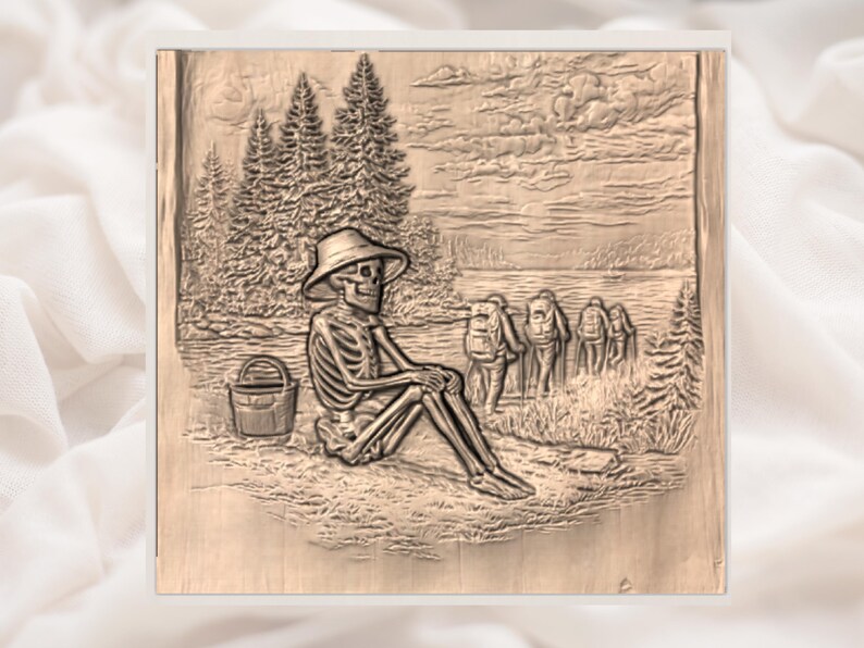 Pu&ograve; includere: Pannello in legno intagliato raffigurante uno scheletro con cappello, seduto vicino a un secchio, con escursionisti sullo sfondo. La scena &egrave; ambientata in una foresta con alberi e un lago, che mostra un'intaglio a rilievo dettagliato.