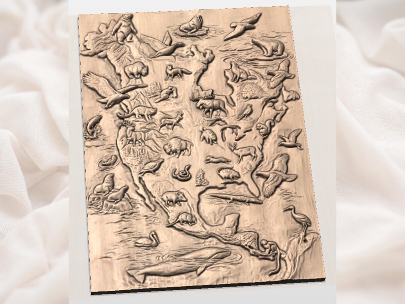 Peut inclure: Une sculpture en relief en bois d&eacute;taill&eacute;e repr&eacute;sentant une carte de l'Am&eacute;rique du Nord, peupl&eacute;e de divers animaux sauvages. L'&oelig;uvre pr&eacute;sente des ours, des oiseaux, des bisons, des cerfs et d'autres animaux, sculpt&eacute;s dans un ton de bois naturel.