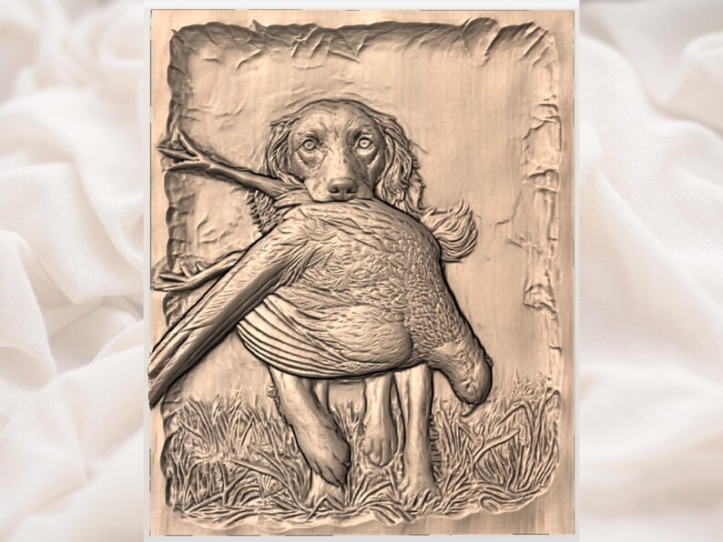 K&ouml;nnte beinhalten: Ein Holzrelief zeigt einen Hund, der einen Vogel im Maul h&auml;lt. Der Hund befindet sich in einer grasbewachsenen Umgebung, und die Schnitzerei hat ein detailliertes, strukturiertes Aussehen. Das Kunstwerk ist gerahmt und hat einen nat&uuml;rlichen Holzton.