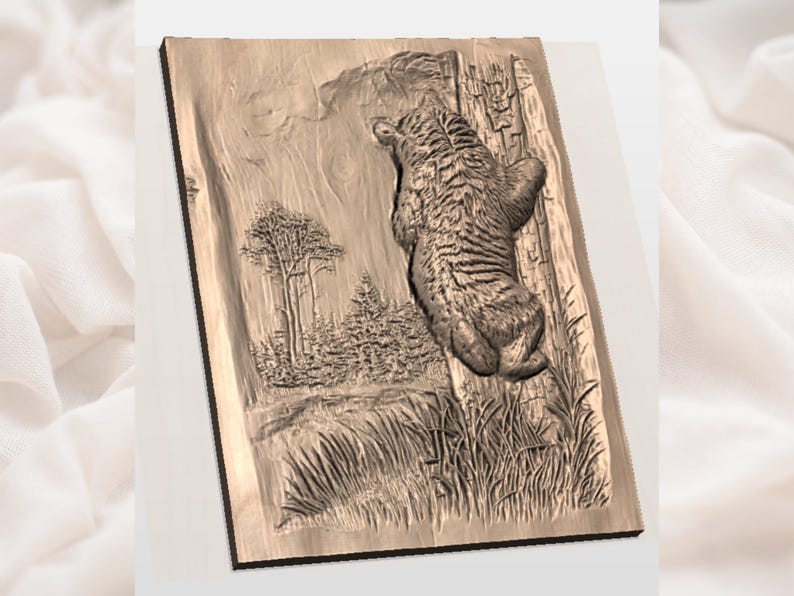 Pode incluir: Uma escultura em relevo de madeira que retrata um urso escalando uma &aacute;rvore. A obra de arte apresenta texturas detalhadas do pelo do urso, da casca da &aacute;rvore e de uma paisagem florestal com &aacute;rvores e capim alto. O relevo &eacute; montado em um painel de madeira retangular.