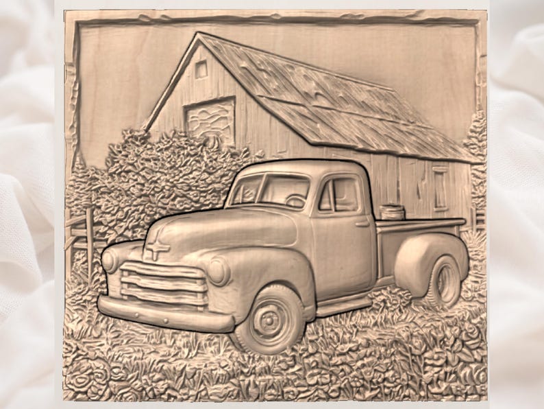 Op de afbeelding: Houten reli&euml;fsnijwerk dat een vintage pick-up truck afbeeldt voor een verweerde schuur. Het kunstwerk is gedetailleerd met getextureerde elementen van gebladerte en een rustieke omheining, allemaal in bruintinten.