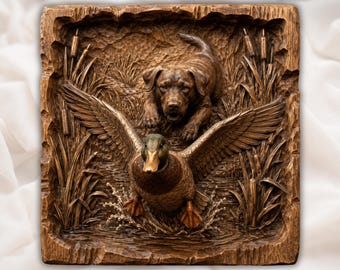 Könnte beinhalten: Eine quadratische Holzschnitzerei in Braun mit einem dreidimensionalen Relief einer Stockente, die mit ausgebreiteten Flügeln vom Wasser abhebt. Hinter der Ente befindet sich ein Hund im hohen Gras und Schilf.