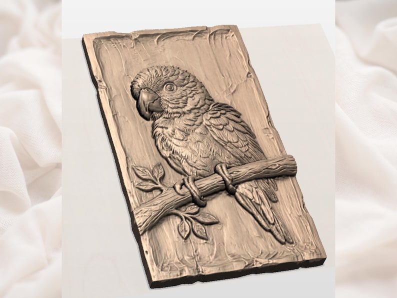 Puede incluir: Escultura en relieve detallada de un loro posado en una rama, sobre un fondo rectangular texturizado. El loro est&aacute; representado con intrincados detalles de plumas y un pico curvo. La obra de arte es de un tono c&aacute;lido y terroso.
