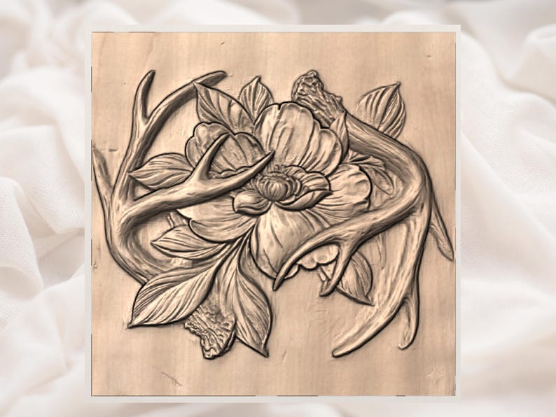 Op de afbeelding: Een houten reli&euml;fsnijwerk met een centrale bloem met gedetailleerde bloemblaadjes en bladeren, verweven met gestileerde geweien. Het kunstwerk is in bruin- en beigetinten, wat een rustieke en natuurlijke esthetiek cre&euml;ert.