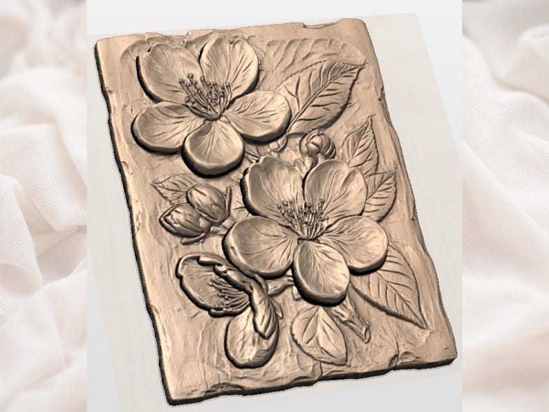 Puede incluir: Escultura en relieve de color bronce, de forma rectangular, que representa dise&ntilde;os florales y de hojas detallados. La obra de arte muestra dos grandes flores abiertas, capullos y hojas, todas con texturas y sombras intrincadas. Los bordes de la escultura tienen un aspecto rugoso.