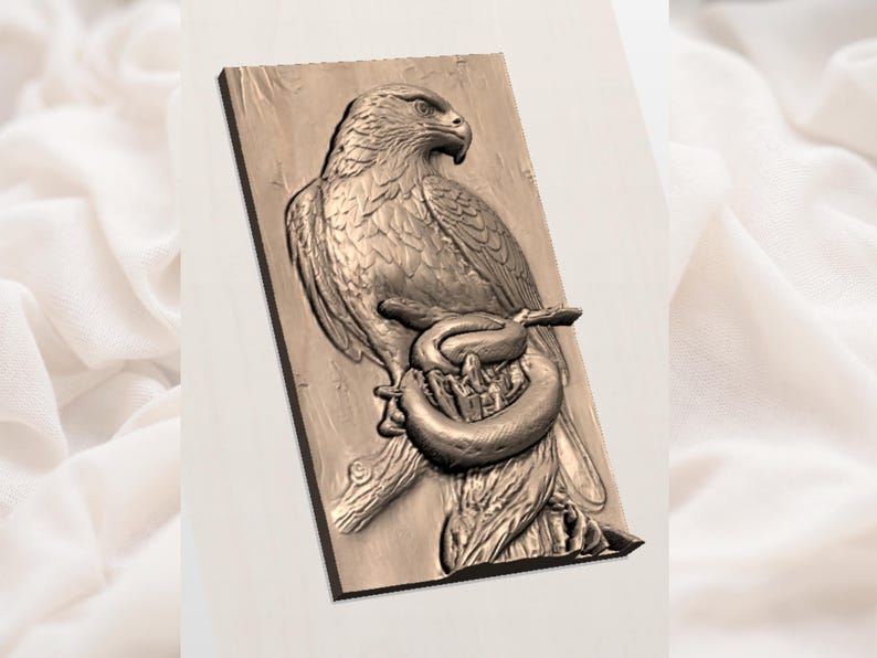 Peut inclure: Sculpture en relief d&eacute;taill&eacute;e d'un aigle perch&eacute; sur une branche, agrippant un serpent. L'&oelig;uvre est rendue dans des tons bruns et bronze, avec des d&eacute;tails complexes de plumes et d'&eacute;cailles. La plaque rectangulaire est mont&eacute;e sur un fond clair.