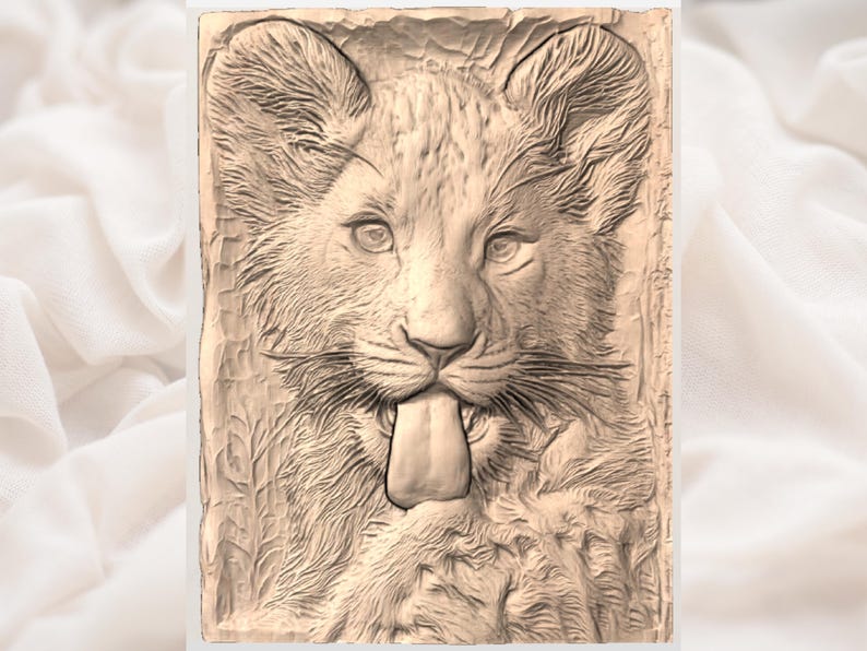 Puede incluir: Un detallado relieve del rostro de un cachorro de le&oacute;n, que muestra texturas intrincadas y detalles de pelaje. La lengua del cachorro est&aacute; fuera. La obra de arte se presenta en formato rectangular, con una paleta de colores neutros.