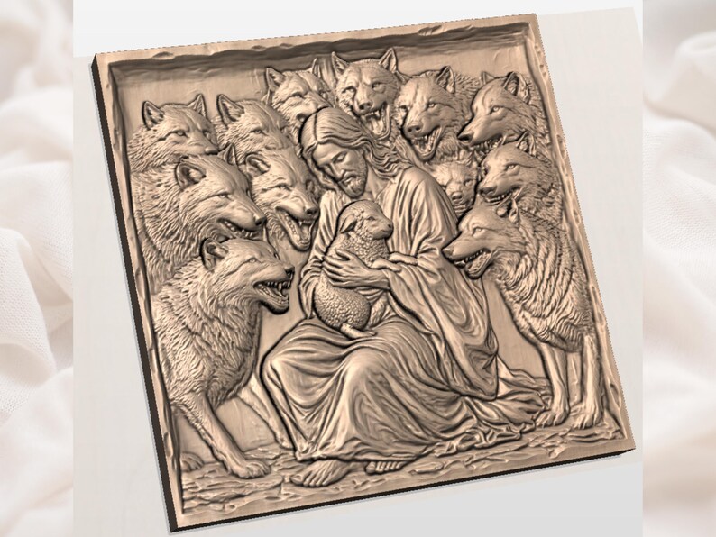 Puede incluir: Escultura en relieve de color bronce que representa una figura central sosteniendo un cordero, rodeada de lobos. La obra de arte detallada muestra a las figuras con t&uacute;nicas fluidas, con los rostros amenazantes de los lobos que contrastan con la escena pac&iacute;fica.