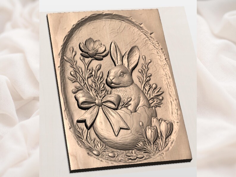 Puede incluir: Talla en relieve de madera con tem&aacute;tica de Pascua que representa un conejito saliendo de un huevo agrietado, rodeado de flores y follaje. Un gran lazo est&aacute; atado debajo de las flores. La talla est&aacute; dentro de un marco ovalado.