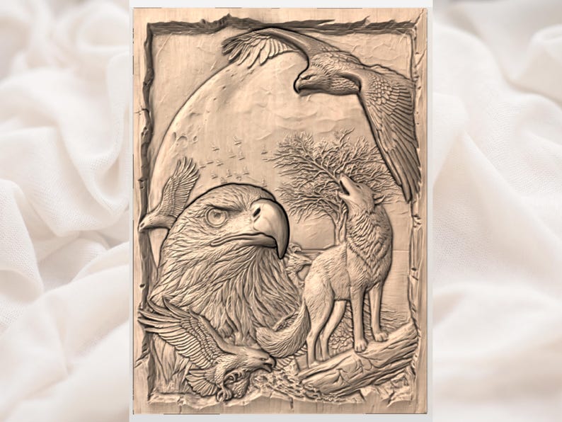 Puede incluir: Una detallada talla de madera representa un &aacute;guila, un lobo y otras aves en una escena naturalista. El &aacute;guila es el punto focal, con su cabeza y alas prominentemente exhibidas. El lobo a&uacute;lla a un &aacute;rbol. La talla es en tonos marrones.