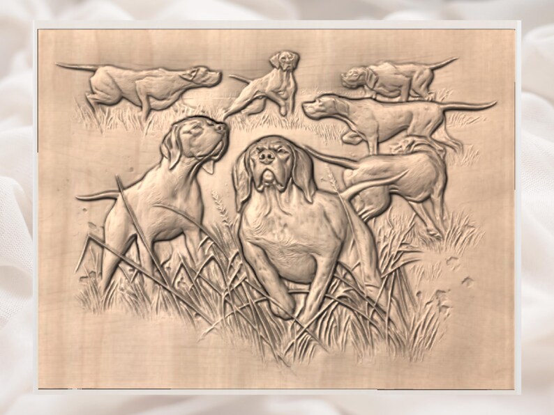 K&ouml;nnte beinhalten: Ein Holzrelief mit mehreren Hunden in einer grasbewachsenen Umgebung. Die Hunde sind in verschiedenen Posen dargestellt, mit detailliertem Fell und Gesichtsausdr&uuml;cken. Das Kunstwerk ist in Braun- und Beiget&ouml;nen gehalten, mit nat&uuml;rlicher Holzmaserung.