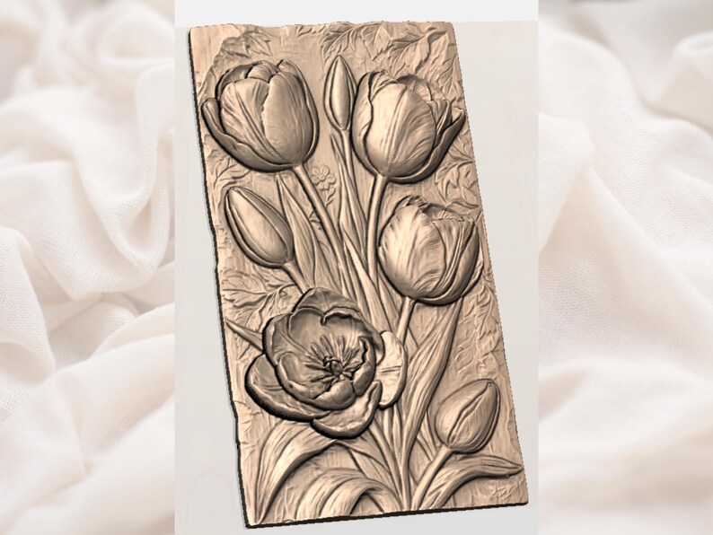 Puede incluir: Un relieve rectangular de tulipanes en varias etapas de floraci&oacute;n. Las flores y las hojas est&aacute;n detalladas con un estilo naturalista, y la pieza est&aacute; representada en un tono c&aacute;lido y neutro. La talla es probablemente de madera o un material similar.