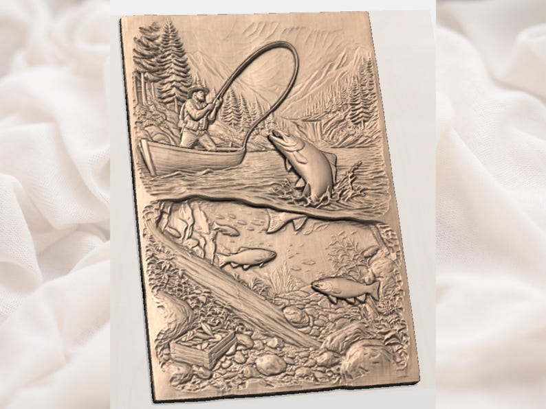 Op de afbeelding: Een bronzen reli&euml;fsnijwerk dat een vissc&egrave;ne uitbeeldt. Een persoon in een boot werpt een lijn uit, met een vis die uit het water springt. De snijwerk omvat bomen, bergen en vissen onder water.