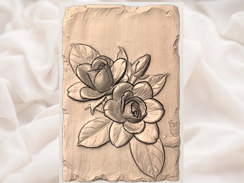 Op de afbeelding: Een rechthoekig, beige reli&euml;fsculptuur met een bloemenontwerp. Het toont twee open rozen, knoppen en bladeren in een sepia-tint. De randen van de sculptuur hebben een ruwe, getextureerde uitstraling. Monochroom kunstwerk.