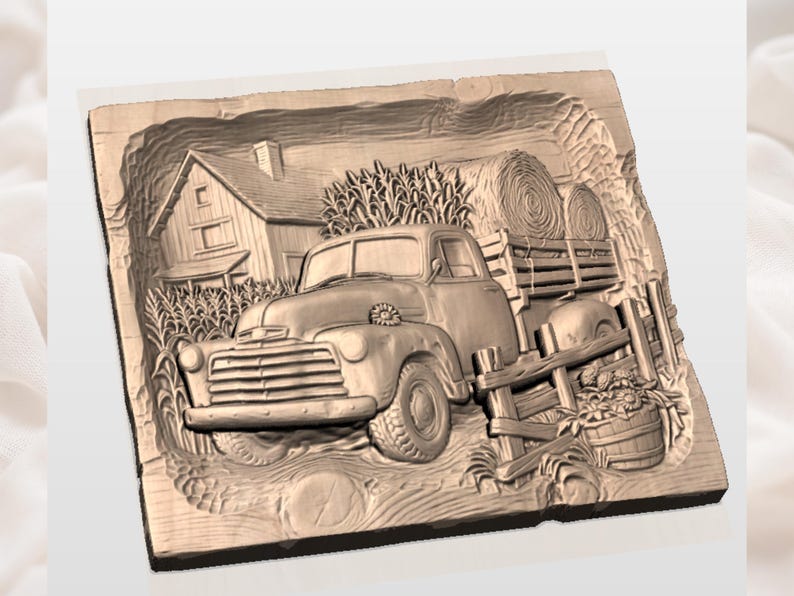 Puede incluir: Un relieve de madera que representa una camioneta vintage cargada con balas de heno, estacionada frente a una granja. Tambi&eacute;n se tallan en la madera tallos de ma&iacute;z y una valla de madera, creando una escena rural r&uacute;stica.