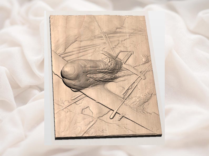K&ouml;nnte beinhalten: Detaillierte Reliefschnitzerei, die ein Vintage-Flugzeug mit einer Bombe vor dem Hintergrund stilisierter Wolken und Gel&auml;nde darstellt. Das Kunstwerk ist in Braunt&ouml;nen gehalten und zeigt das Design des Flugzeugs und die Form der Bombe.