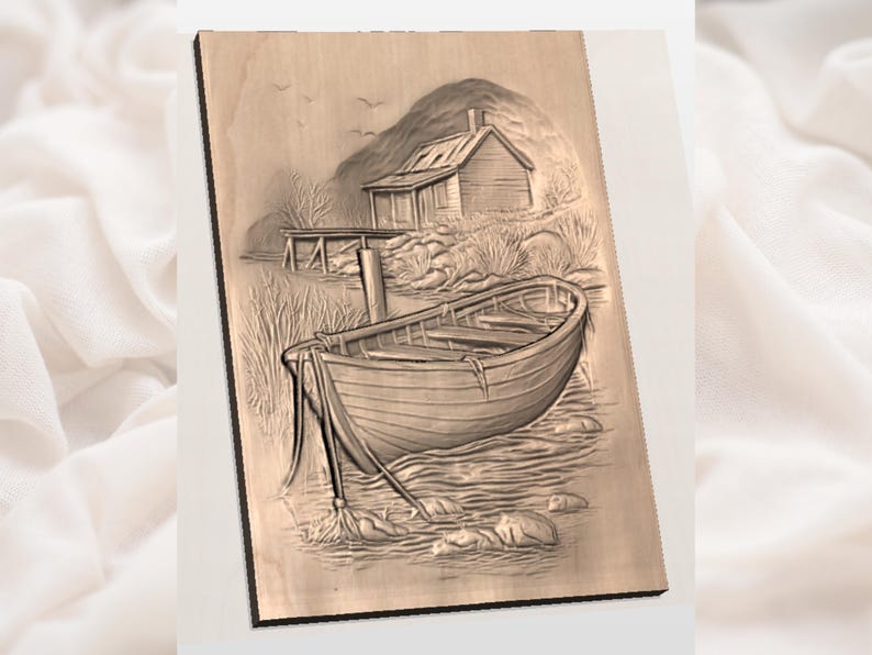 Puede incluir: Talla en relieve de madera que representa una serena escena costera. Un peque&ntilde;o bote descansa en la orilla cerca de una caba&ntilde;a y un muelle desgastados. La obra de arte est&aacute; tallada en un panel de madera rectangular, mostrando un paisaje detallado.