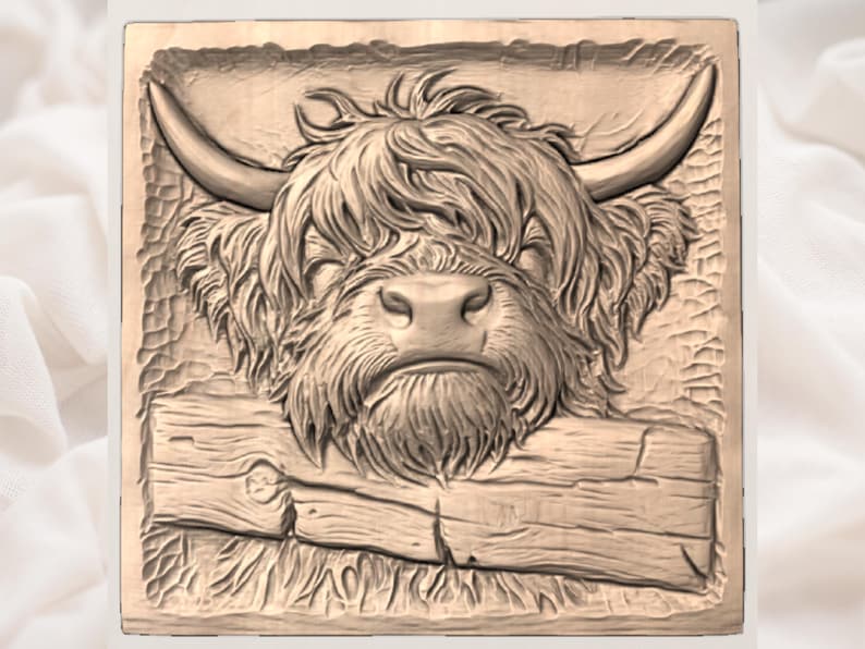 Puede incluir: Panel de madera tallada que representa una vaca de las Tierras Altas. La cara de la vaca est&aacute; centrada, con pelo largo, cuernos grandes y una nariz detallada. Una viga de madera tallada est&aacute; debajo de la cara de la vaca. El panel es cuadrado.