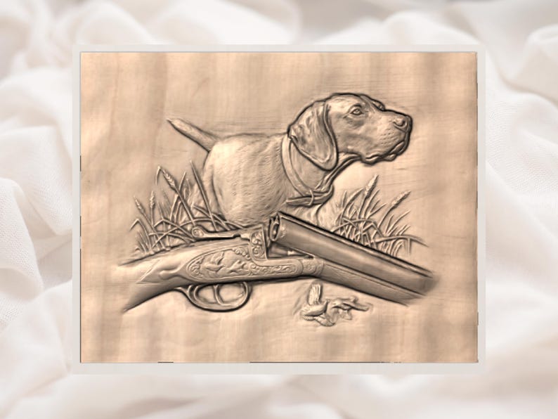 Op de afbeelding: Een gedetailleerde houtsnijwerk toont een jachthond, een dubbelloops jachtgeweer en hoog gras. De hond is alert, draagt een halsband en het geweer is ingewikkeld gedetailleerd. Het kunstwerk staat tegen een lichtbruine achtergrond.
