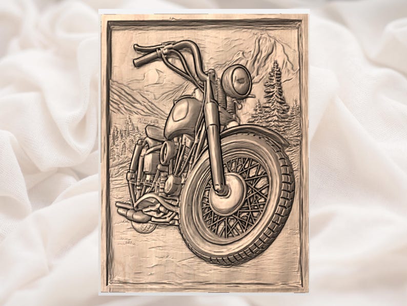 Puede incluir: Un detallado relieve de una motocicleta cl&aacute;sica, ambientado en un fondo de monta&ntilde;as y pinos. La obra de arte presenta una vista frontal de la moto, mostrando su manillar, faro y rueda de radios. El color general es un marr&oacute;n c&aacute;lido y terroso.