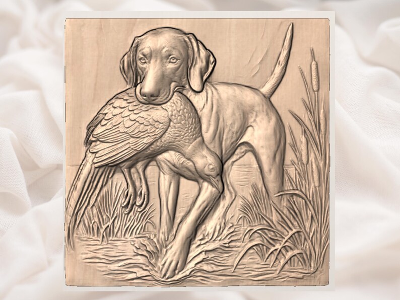 Puede incluir: Un relieve de madera que representa un perro con un p&aacute;jaro en la boca, ambientado en un entorno pantanoso con juncos y hierba alta. El perro y el p&aacute;jaro est&aacute;n tallados con detalle. La obra de arte est&aacute; sobre un fondo claro.