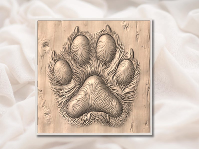 Puede incluir: Huella de pata de madera tallada con detalles. La huella es de color marr&oacute;n claro con intrincados detalles similares a la piel. El dise&ntilde;o est&aacute; enmarcado en un cuadrado, mostrando una est&eacute;tica r&uacute;stica y natural. La imagen est&aacute; sobre un fondo blanco suave.