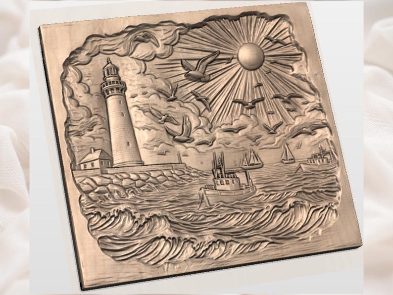 Puede incluir: Un relieve de madera que representa una escena costera. La obra de arte presenta un faro, barcos, gaviotas y un dise&ntilde;o de rayos de sol. La talla es en tonos marrones y beige, con texturas detalladas que representan olas y nubes.