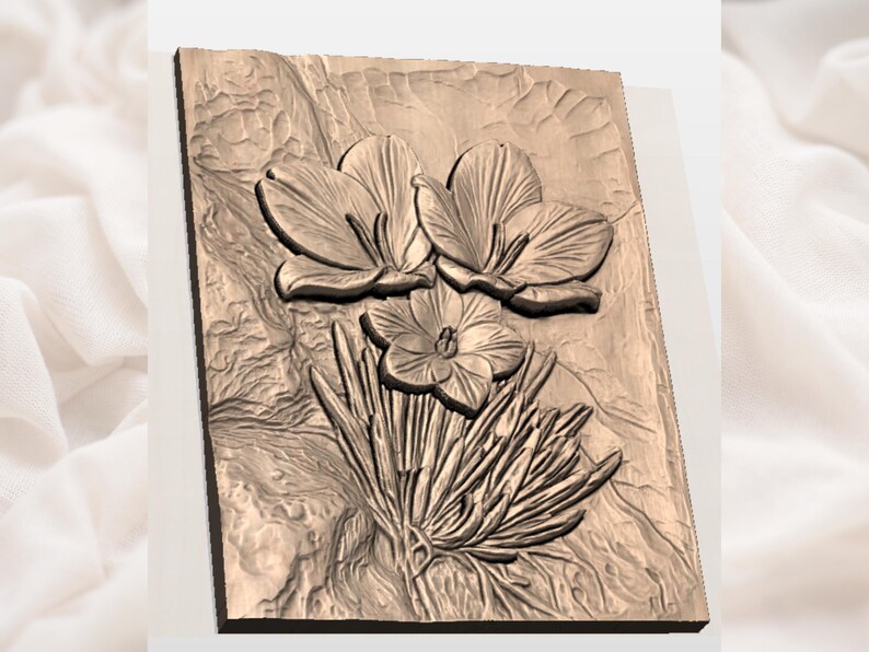 Puede incluir: Un relieve de color bronce que representa tres flores y follaje. Las flores est&aacute;n en plena floraci&oacute;n, con p&eacute;talos detallados y un estambre central. El relieve est&aacute; sobre un fondo texturizado, creando un efecto tridimensional. El tema es floral y bot&aacute;nico.