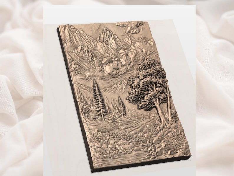 Op de afbeelding: Een rechthoekig bronzen reli&euml;fbeeldhouwwerk dat een berglandschap met bomen, wolken en een rivier uitbeeldt. Het kunstwerk heeft een gedetailleerd, getextureerd oppervlak.