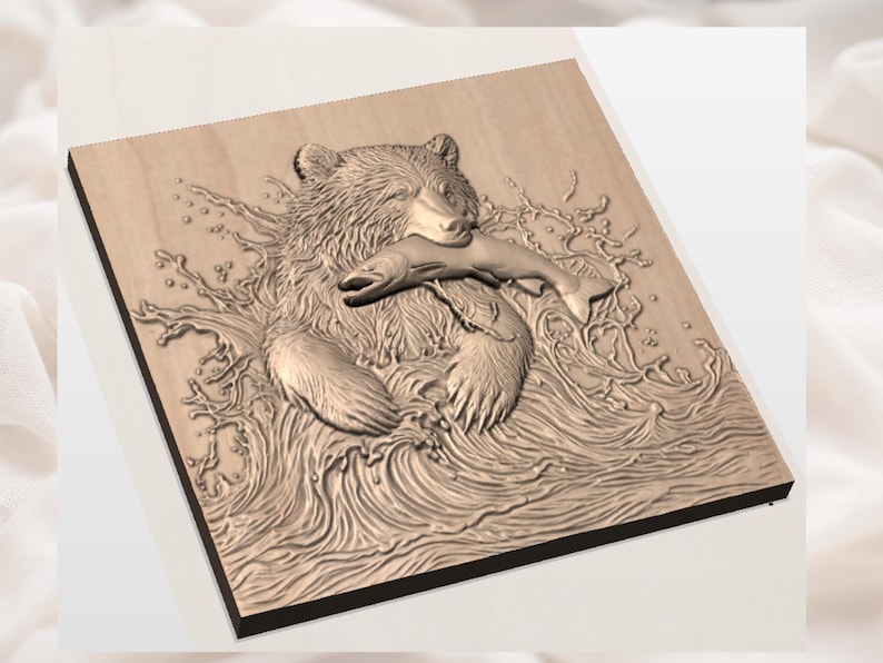 Peut inclure: Sculpture en relief en bois d'un ours attrapant un poisson. L'ours est repr&eacute;sent&eacute; dans une pose dynamique, avec de l'eau &eacute;claboussant autour de lui. Le poisson est tenu dans la gueule de l'ours. La sculpture est sur un panneau de bois carr&eacute;.