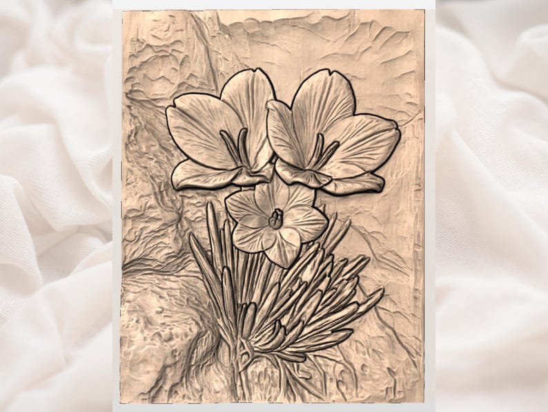 Puede incluir: Un detallado relieve de flores de azafr&aacute;n. La obra de arte presenta tres grandes flores abiertas sobre una flor m&aacute;s peque&ntilde;a y un grupo de hojas y tallos. El relieve es en tonos marrones y beige, con detalles texturizados.