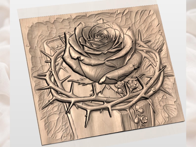 Pu&ograve; includere: Intaglio in legno dettagliato di una rosa e di una corona di spine. La rosa &egrave; in piena fioritura, con intricati dettagli dei petali. Le spine circondano la rosa e lo sfondo &egrave; strutturato con foglie e altri elementi floreali.