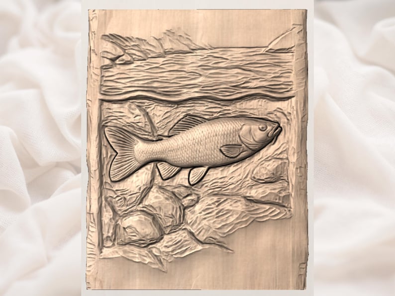 Puede incluir: Un relieve de madera que representa un pez nadando en el agua, con rocas y monta&ntilde;as en el fondo. El pez est&aacute; detallado con escamas y aletas, y el agua tiene una textura ondulada. La talla es en tonos marrones.